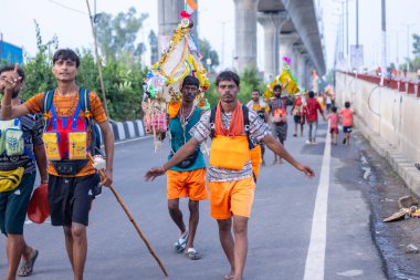 Gaziabad, Uttar Pradesh, Hindistan - 31 Ağustos 2024: Sawan shivratri sırasında çıplak ayakla Kanwar yatra yapan Hindu hacıların portresi.