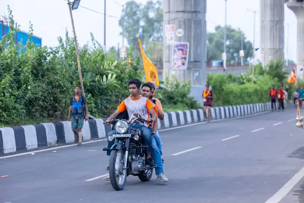 Gaziabad, Uttar Pradesh, Hindistan - 31 Ağustos 2024: Sawan shivratri sırasında çıplak ayakla Kanwar yatra yapan Hindu hacıların portresi.