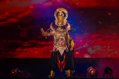 Gaziabad, Uttar Pradesh, Hindistan - 24 Ekim 2023: Dussehra festivali sırasında Ramlila 'da şeytan kral Ravana karakterini canlandıran erkek sanatçı portresi.