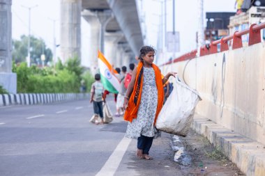 Gaziabad, Uttar Pradesh, Hindistan - 31 Ağustos 2024: Sawan shivratri sırasında çıplak ayakla Kanwar yatra yapan Hindu hacıların portresi.