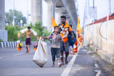 Gaziabad, Uttar Pradesh, Hindistan - 31 Ağustos 2024: Sawan shivratri sırasında çıplak ayakla Kanwar yatra yapan Hindu hacıların portresi.