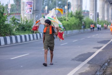 Gaziabad, Uttar Pradesh, Hindistan - 31 Ağustos 2024: Sawan shivratri sırasında çıplak ayakla Kanwar yatra yapan Hindu hacıların portresi.