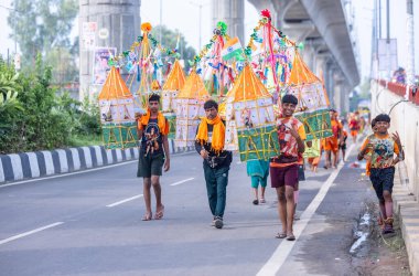 Gaziabad, Uttar Pradesh, Hindistan - 31 Ağustos 2024: Sawan shivratri sırasında çıplak ayakla Kanwar yatra yapan Hindu hacıların portresi.