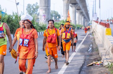 Gaziabad, Uttar Pradesh, Hindistan - 31 Ağustos 2024: Sawan shivratri sırasında çıplak ayakla Kanwar yatra yapan Hindu hacıların portresi.