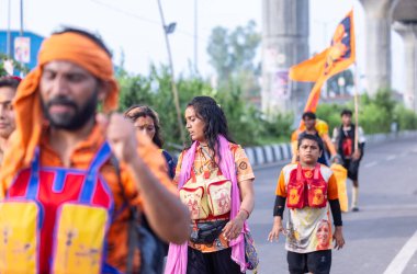 Gaziabad, Uttar Pradesh, Hindistan - 31 Ağustos 2024: Sawan shivratri sırasında çıplak ayakla Kanwar yatra yapan Hindu hacıların portresi.