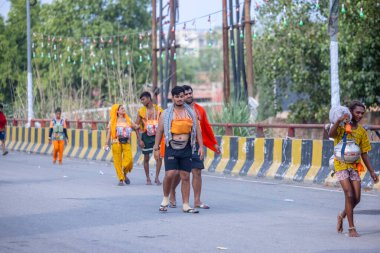 Gaziabad, Uttar Pradesh, Hindistan - 31 Ağustos 2024: Sawan shivratri sırasında çıplak ayakla Kanwar yatra yapan Hindu hacıların portresi.