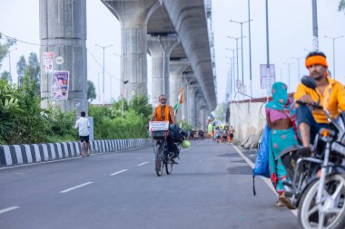 Gaziabad, Uttar Pradesh, Hindistan - 31 Ağustos 2024: Sawan shivratri sırasında çıplak ayakla Kanwar yatra yapan Hindu hacıların portresi.