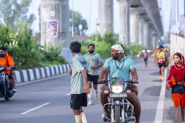 Gaziabad, Uttar Pradesh, Hindistan - 31 Ağustos 2024: Sawan shivratri sırasında çıplak ayakla Kanwar yatra yapan Hindu hacıların portresi.