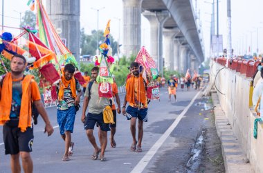 Gaziabad, Uttar Pradesh, Hindistan - 31 Ağustos 2024: Sawan shivratri sırasında çıplak ayakla Kanwar yatra yapan Hindu hacıların portresi.