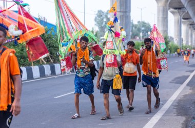 Gaziabad, Uttar Pradesh, Hindistan - 31 Ağustos 2024: Sawan shivratri sırasında çıplak ayakla Kanwar yatra yapan Hindu hacıların portresi.