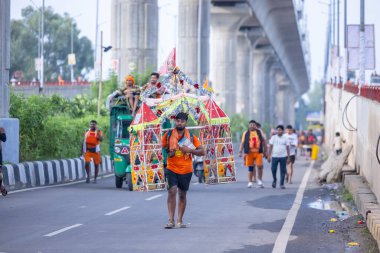 Gaziabad, Uttar Pradesh, Hindistan - 31 Ağustos 2024: Sawan shivratri sırasında çıplak ayakla Kanwar yatra yapan Hindu hacıların portresi.