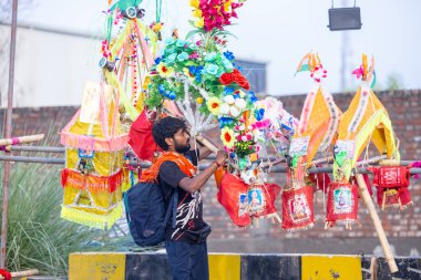 Gaziabad, Uttar Pradesh, Hindistan - 31 Ağustos 2024: Sawan shivratri sırasında çıplak ayakla Kanwar yatra yapan Hindu hacıların portresi.