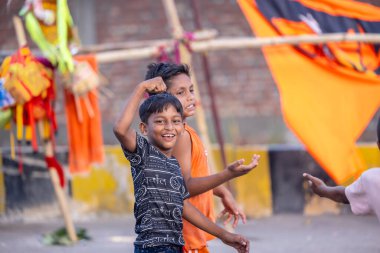 Gaziabad, Uttar Pradesh, Hindistan - 31 Ağustos 2024: Sawan shivratri sırasında çıplak ayakla Kanwar yatra yapan Hindu hacıların portresi.