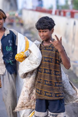 Gaziabad, Uttar Pradesh, Hindistan - 31 Ağustos 2024: Sawan shivratri sırasında çıplak ayakla Kanwar yatra yapan Hindu hacıların portresi.