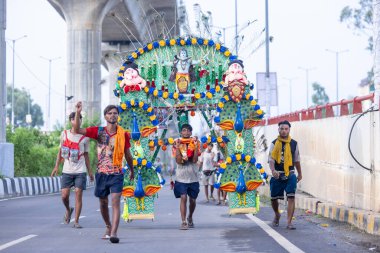 Gaziabad, Uttar Pradesh, Hindistan - 31 Ağustos 2024: Sawan shivratri sırasında çıplak ayakla Kanwar yatra yapan Hindu hacıların portresi.