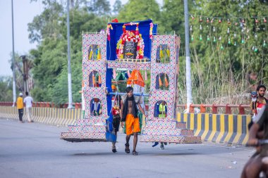 Gaziabad, Uttar Pradesh, Hindistan - 31 Ağustos 2024: Sawan shivratri sırasında çıplak ayakla Kanwar yatra yapan Hindu hacıların portresi.