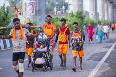 Gaziabad, Uttar Pradesh, Hindistan - 31 Ağustos 2024: Sawan shivratri sırasında çıplak ayakla Kanwar yatra yapan Hindu hacıların portresi.