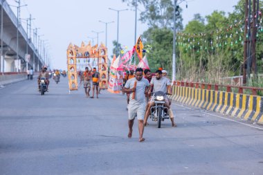 Gaziabad, Uttar Pradesh, Hindistan - 31 Ağustos 2024: Sawan shivratri sırasında çıplak ayakla Kanwar yatra yapan Hindu hacıların portresi.