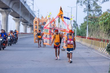 Gaziabad, Uttar Pradesh, Hindistan - 31 Ağustos 2024: Sawan shivratri sırasında çıplak ayakla Kanwar yatra yapan Hindu hacıların portresi.