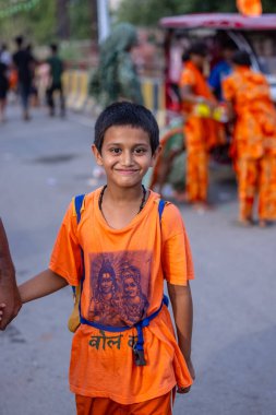 Gaziabad, Uttar Pradesh, Hindistan - 31 Ağustos 2024: Sawan shivratri sırasında çıplak ayakla kanwar yatra yapan Hindu hacı portresi ve Hindu tanrılarına ibadet etmek için kutsal kenevir suyu taşımak