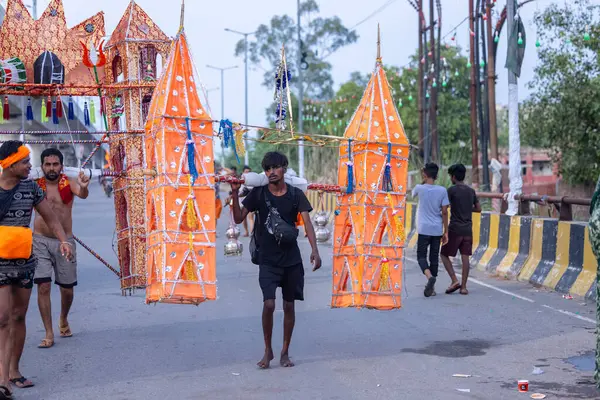 Gaziabad, Uttar Pradesh, Hindistan - 31 Ağustos 2024: Sawan shivratri sırasında çıplak ayakla Kanwar yatra yapan Hindu hacıların portresi.