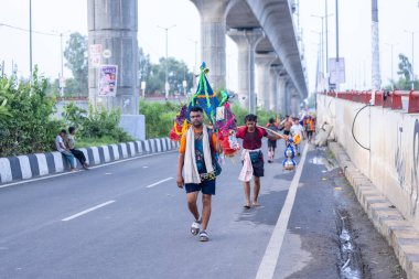 Gaziabad, Uttar Pradesh, Hindistan - 31 Ağustos 2024: Sawan shivratri sırasında çıplak ayakla Kanwar yatra yapan Hindu hacıların portresi.