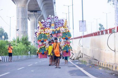 Gaziabad, Uttar Pradesh, Hindistan - 31 Ağustos 2024: Sawan shivratri sırasında çıplak ayakla Kanwar yatra yapan Hindu hacıların portresi.