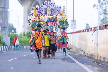 Gaziabad, Uttar Pradesh, Hindistan - 31 Ağustos 2024: Sawan shivratri sırasında çıplak ayakla Kanwar yatra yapan Hindu hacıların portresi.