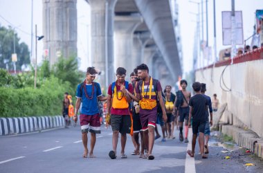Gaziabad, Uttar Pradesh, Hindistan - 31 Ağustos 2024: Sawan shivratri sırasında çıplak ayakla Kanwar yatra yapan Hindu hacıların portresi.