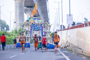 Gaziabad, Uttar Pradesh, Hindistan - 31 Ağustos 2024: Sawan shivratri sırasında çıplak ayakla Kanwar yatra yapan Hindu hacıların portresi.
