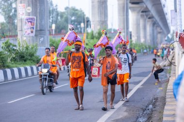 Gaziabad, Uttar Pradesh, Hindistan - 31 Ağustos 2024: Sawan shivratri sırasında çıplak ayakla Kanwar yatra yapan Hindu hacıların portresi.