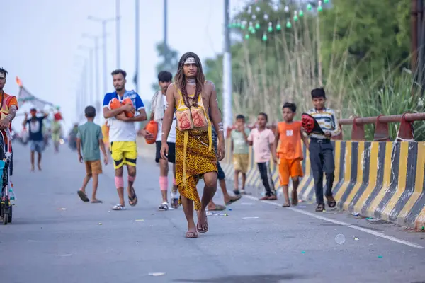 Gaziabad, Uttar Pradesh, Hindistan - 31 Ağustos 2024: Sawan shivratri sırasında çıplak ayakla Kanwar yatra yapan Hindu hacıların portresi.