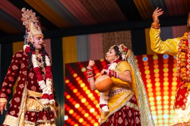 Gaziabad, Uttar Pradesh, Hindistan - 17 Mart 2024: Holi Festivali sırasında renkli etnik giysiler içinde sahnede phoolo ki holi 'yi oynayan genç bir sanatçının portresi.