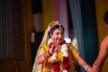 Gaziabad, Uttar Pradesh, Hindistan - 17 Mart 2024: Holi Festivali sırasında renkli etnik giysiler içinde sahnede phoolo ki holi 'yi oynayan genç bir sanatçının portresi.
