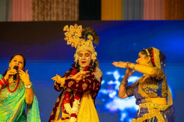 Gaziabad, Uttar Pradesh, Hindistan - 17 Mart 2024: Holi Festivali sırasında renkli etnik giysiler içinde sahnede phoolo ki holi 'yi oynayan genç bir sanatçının portresi.