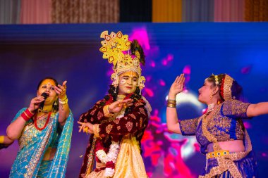 Gaziabad, Uttar Pradesh, Hindistan - 17 Mart 2024: Holi Festivali sırasında renkli etnik giysiler içinde sahnede phoolo ki holi 'yi oynayan genç bir sanatçının portresi.