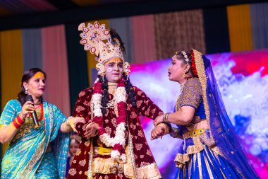 Gaziabad, Uttar Pradesh, Hindistan - 17 Mart 2024: Holi Festivali sırasında renkli etnik giysiler içinde sahnede phoolo ki holi 'yi oynayan genç bir sanatçının portresi.