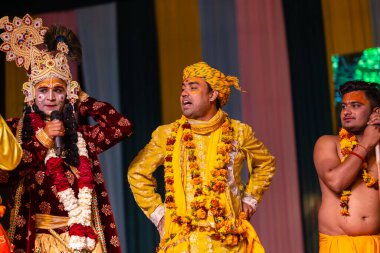 Gaziabad, Uttar Pradesh, Hindistan - 17 Mart 2024: Holi Festivali sırasında renkli etnik giysiler içinde sahnede phoolo ki holi 'yi oynayan genç bir sanatçının portresi.