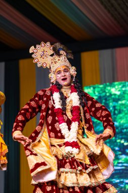 Gaziabad, Uttar Pradesh, Hindistan - 17 Mart 2024: Holi Festivali sırasında renkli etnik giysiler içinde sahnede phoolo ki holi 'yi oynayan genç bir sanatçının portresi.