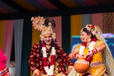 Gaziabad, Uttar Pradesh, Hindistan - 17 Mart 2024: Holi Festivali sırasında renkli etnik giysiler içinde sahnede phoolo ki holi 'yi oynayan genç bir sanatçının portresi.