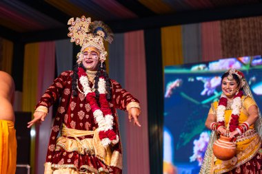 Gaziabad, Uttar Pradesh, Hindistan - 17 Mart 2024: Holi Festivali sırasında renkli etnik giysiler içinde sahnede phoolo ki holi 'yi oynayan genç bir sanatçının portresi.