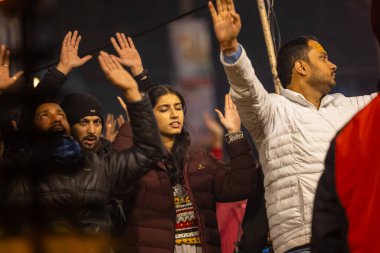 Varanasi, Uttar Pradesh, Hindistan - 18 Ocak 2024: Ganga aarti, Dashashwamedh ghat akşam ganga aarti katılan bir grup dindar. 