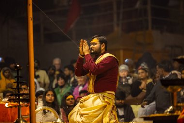 Varanasi, Uttar Pradesh, Hindistan - 18 Ocak 2024: Ganga aarti, Genç erkek rahibin portresi Dashashwamedh ghat 'ta kutsal nehir ganges akşam aarti gösterisi Hindu ayinleri ile geleneksel elbise. 