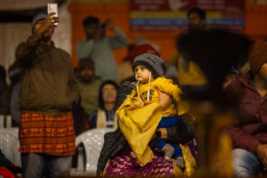 Varanasi, Uttar Pradesh, Hindistan - 18 Ocak 2024: Ganga aarti, Dashashwamedh ghat akşam ganga aarti katılan Hindu dindar grup tanrıça ganga ve lord shiv. 