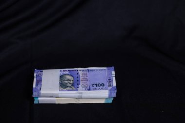 Çeşitli Hint para birimi notlarının yakın görüntüsü