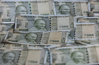 Çeşitli Hint para birimi notlarının yakın görüntüsü