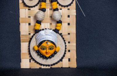Subho mahalaya, Hindu tanrıça Durga idol kolye sarı renk ve renkli Rakhi düz siyah arkaplan.