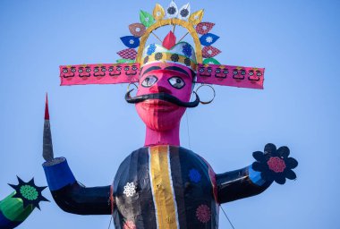 Dussehra sırasında yakılmayı bekleyen Hint mitolojik kralı Ravana 'nın el yapımı heykeli. Vijayadashami vesilesiyle tüm Hindistan 'da bir festival kutlandı..