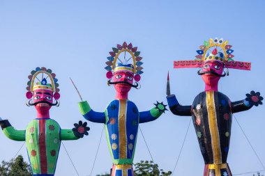 Dussehra sırasında yakılmayı bekleyen Hint mitolojik kralı Ravana 'nın el yapımı heykeli. Vijayadashami vesilesiyle tüm Hindistan 'da bir festival kutlandı..