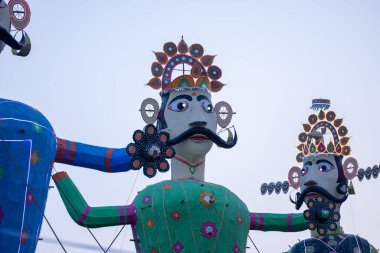 Dussehra sırasında yakılmayı bekleyen Hint mitolojik kralı Ravana 'nın el yapımı heykeli. Vijayadashami vesilesiyle tüm Hindistan 'da bir festival kutlandı..